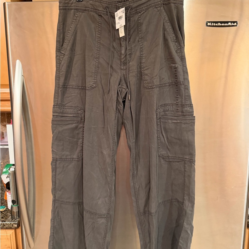 American Eagle Outfitters Wide-Leg Cargo Pants in Charcoal Gray